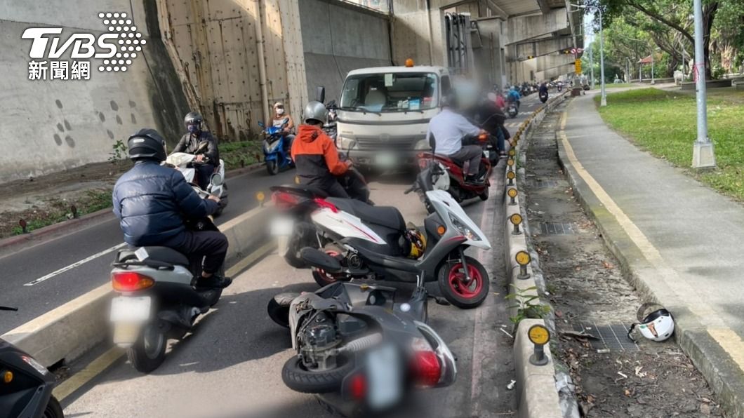 不熟路況? 大貨車逆向駛進超窄機車道釀追撞