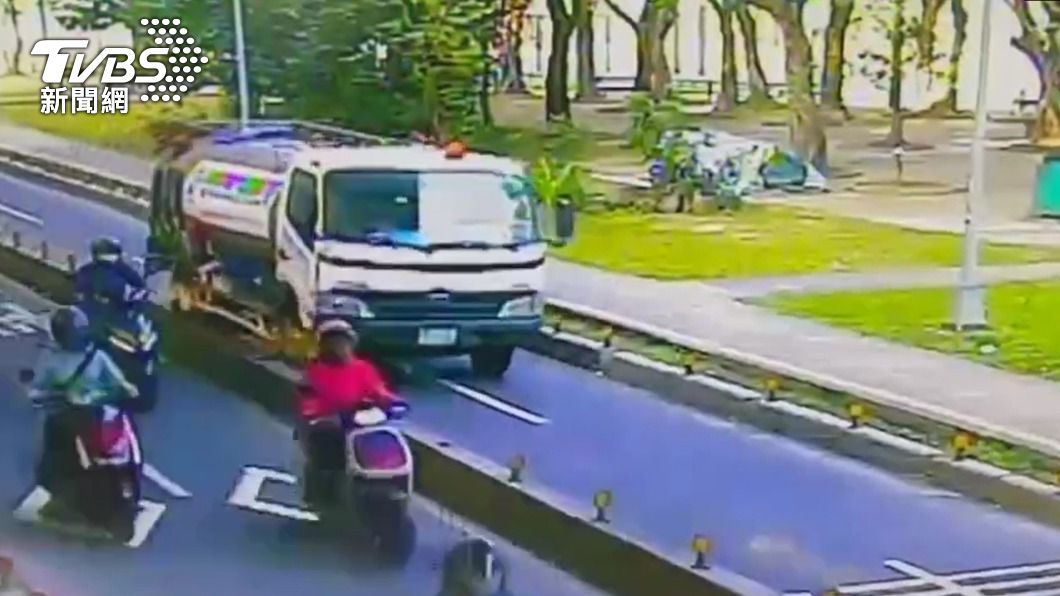 監視器拍下大貨車逆向開進機車道。（圖／TVBS）