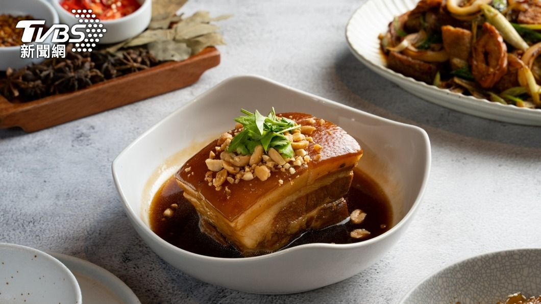 創意私房功夫菜包含「對酒當歌醉東坡」，把東坡肉細火慢悶起鍋後搭配西方的德式酸菜。（圖／隱士餐酒館提供）