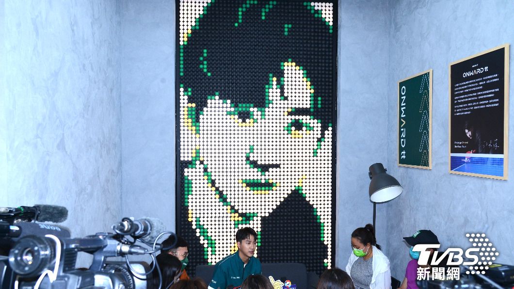 江宏傑球館裡的這面牆，是他從小到大訓練參賽的1314萬顆乒乓球中，挑出3727顆拼成人臉牆。（圖／許方正攝）