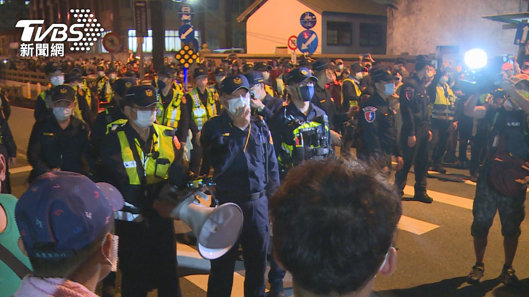 台中大甲媽祖駐駕彰化天后宮 千名警力「設拒馬」防搶轎