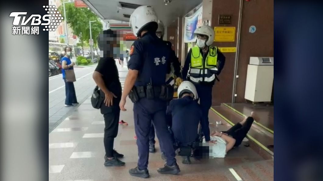 警方將人壓制引起不少民眾側目。(圖/TVBS)