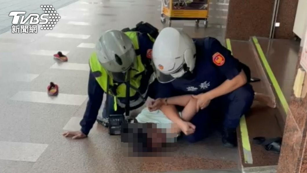 不理警要求出示證件!違規賣便當 攤販激動狂吼被壓制