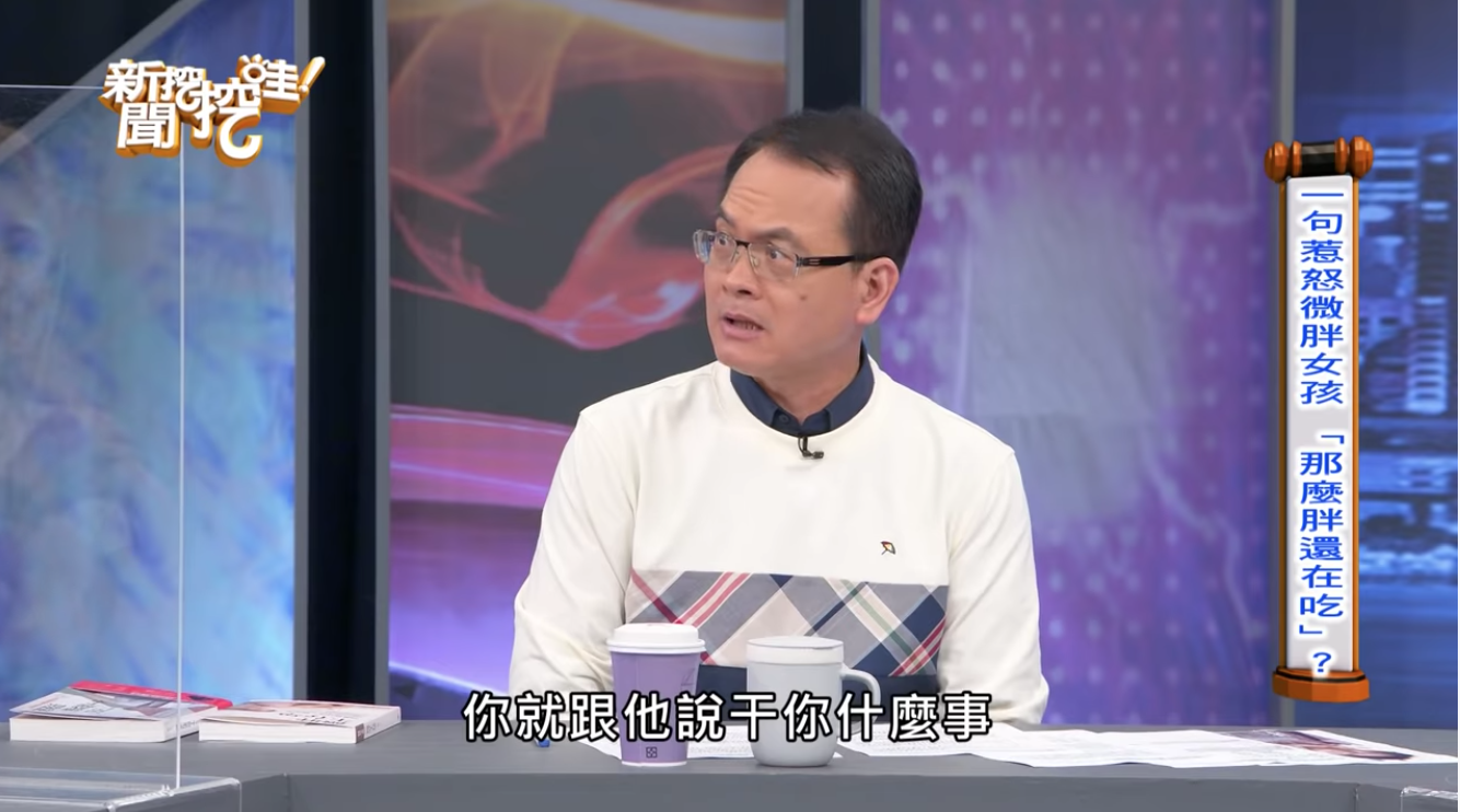 鄭弘儀為她抱不停。(圖/翻攝自YouTube)