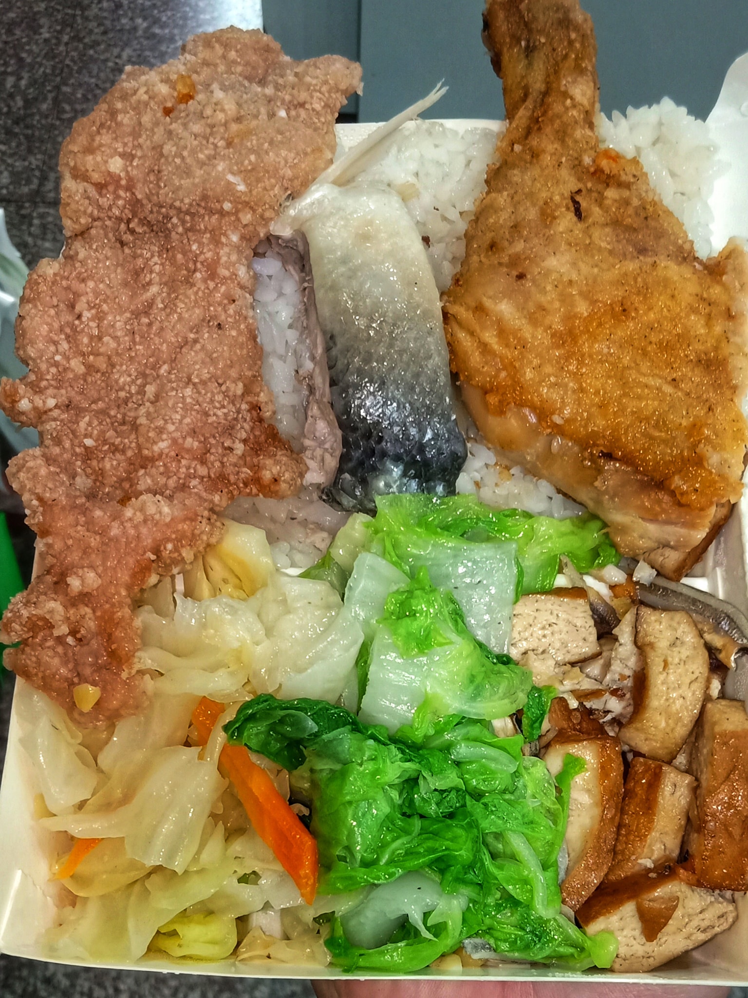 有網友分享日前到自助餐店夾了3主菜和3配菜只要95元。（圖／翻攝自爆廢公社）