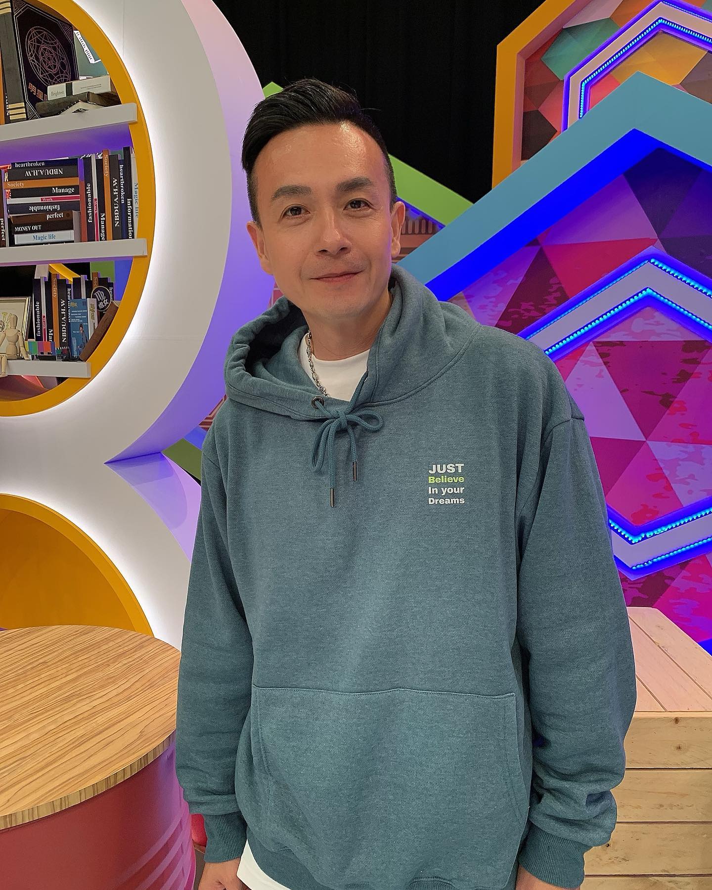小鐘稍早接獲接觸確診者消息，外景緊急喊卡。（圖／翻攝自小鐘臉書）