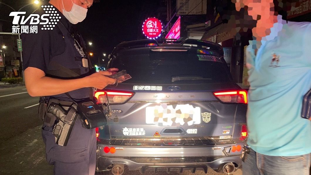 藏毒心虛！狡猾男車牌掛反光片　眼尖警逮走下場GG