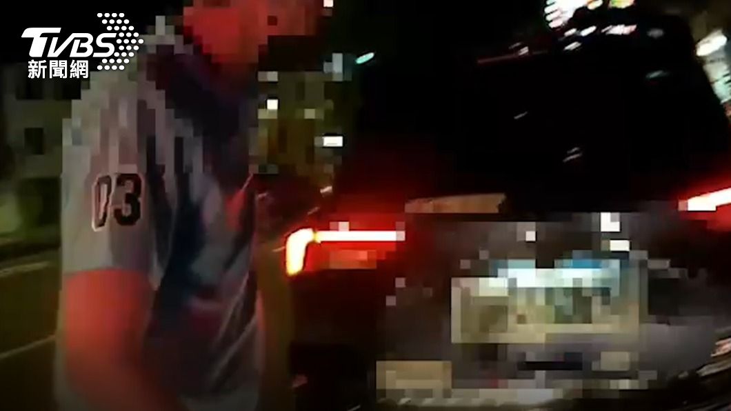 警方發現黃男是一名通緝犯。(圖/TVBS)