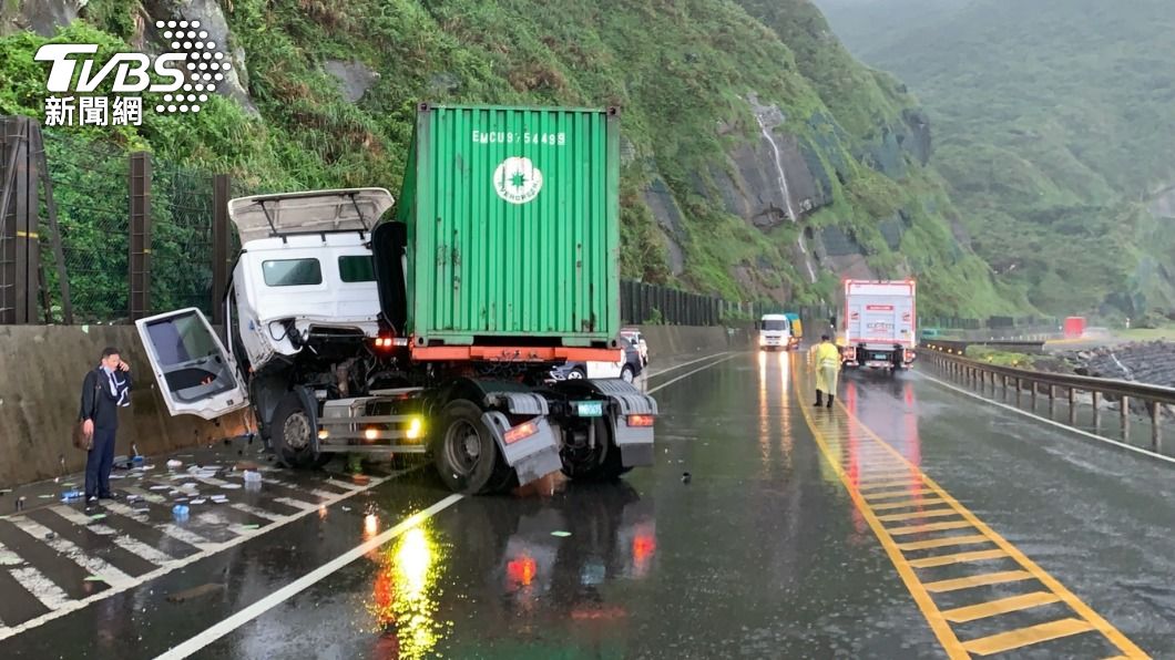 清晨暴雨釀禍? 瑞芳曳引車疑打滑撞山壁釀2傷