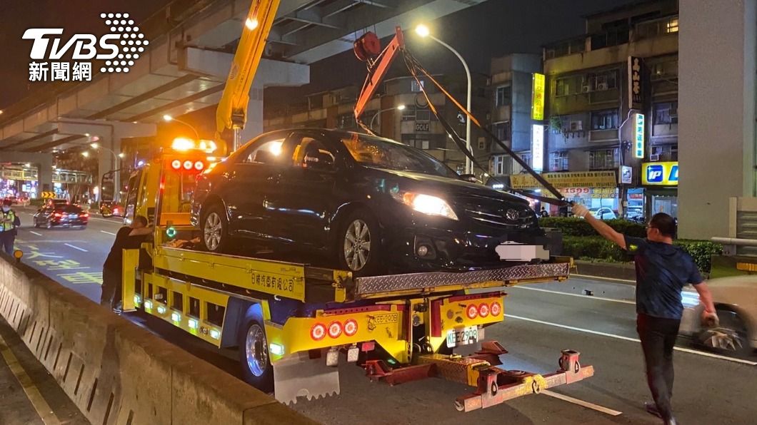 轎車拖離現場。(圖/TVBS)