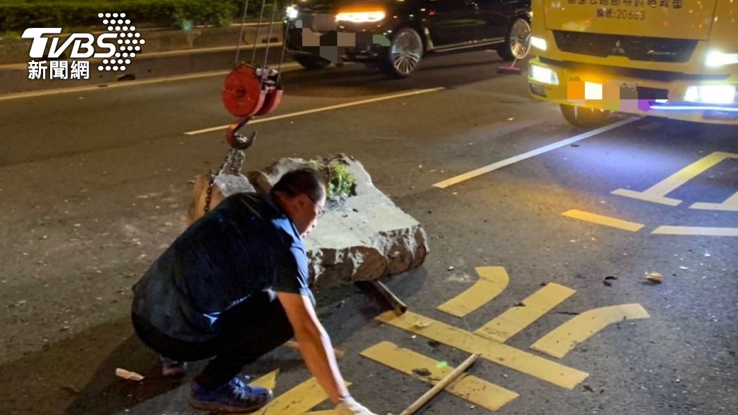紐澤西護欄遭撞毀。(圖/TVBS)
