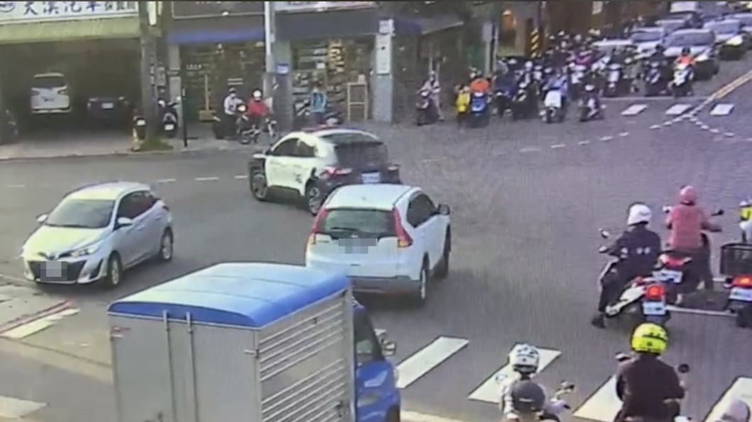 警方開道協助送醫(圖/警方提供)