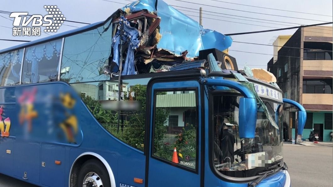 遊覽車撞進地下道！車頭慘被削　警寺廟借掃把掃玻璃
