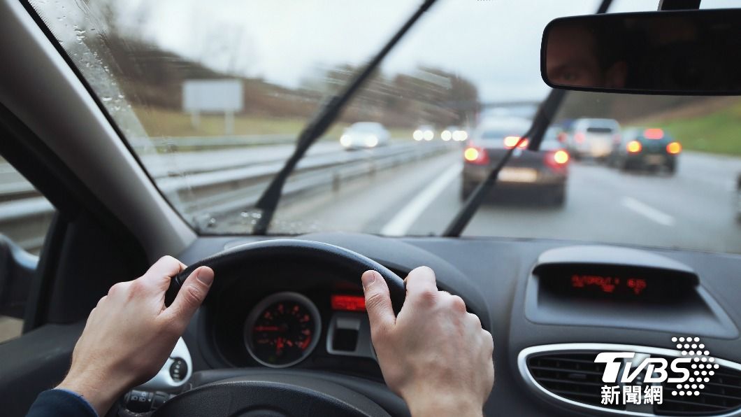 不是按錯!雨刷狂搖藏「保命功能」 內行曝正解:救你一命