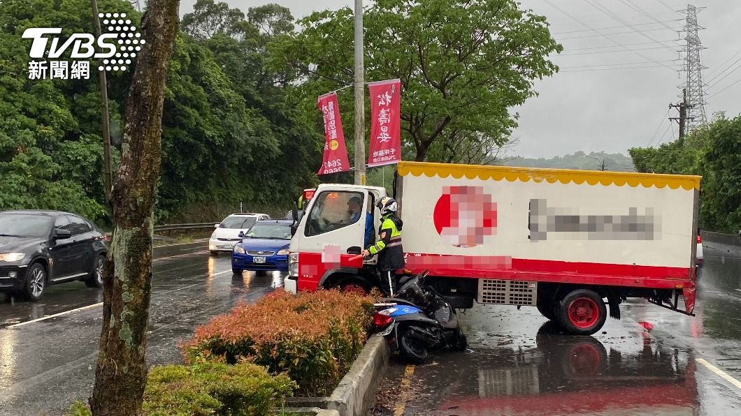 碰碰碰!貨車為閃自摔女騎士衝分隔島 後車煞不及再撞