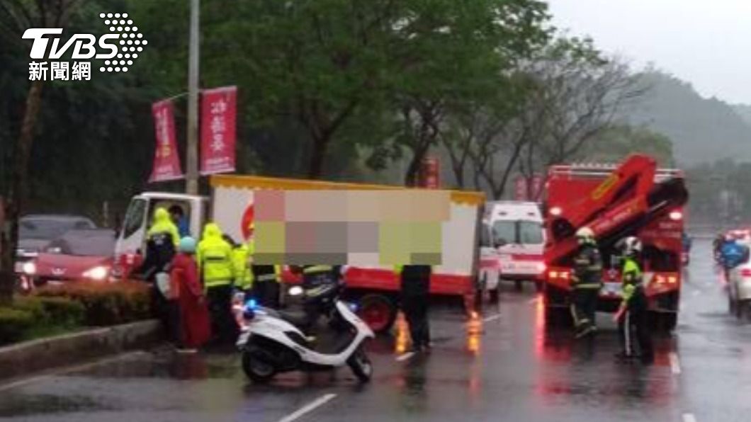 警消趕抵現場將兩名傷者送醫。(圖/TVBS)