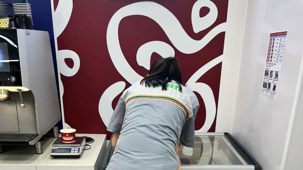超商服務再進化!顧客見「店員背影」跪了:都是神人