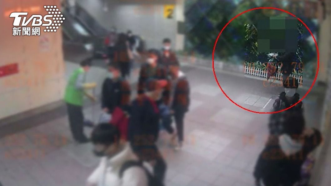 民眾將傘架上的雨傘占為己有,已觸犯侵占遺失物罪。(圖/TVBS)