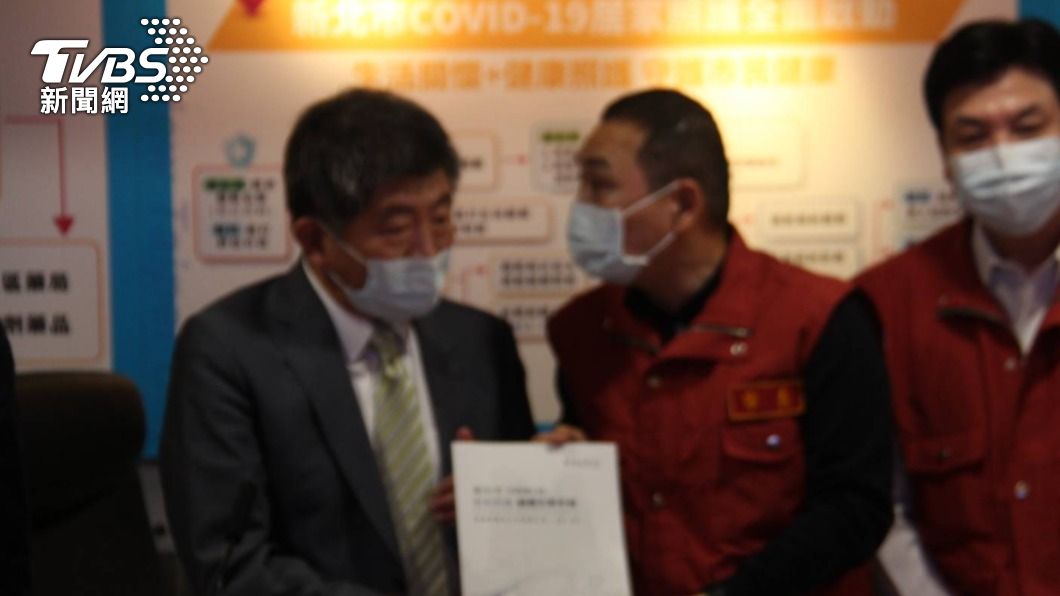 新北市府今舉辦居家照護計畫全面啟動記者會,侯友宜與陳時中同台出席。(圖/TVBS)