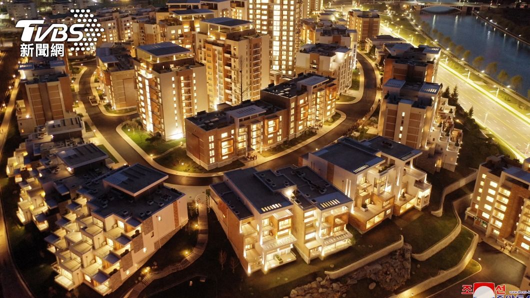 位於普通江岸的階梯式住宅。(圖/達志影像路透社)