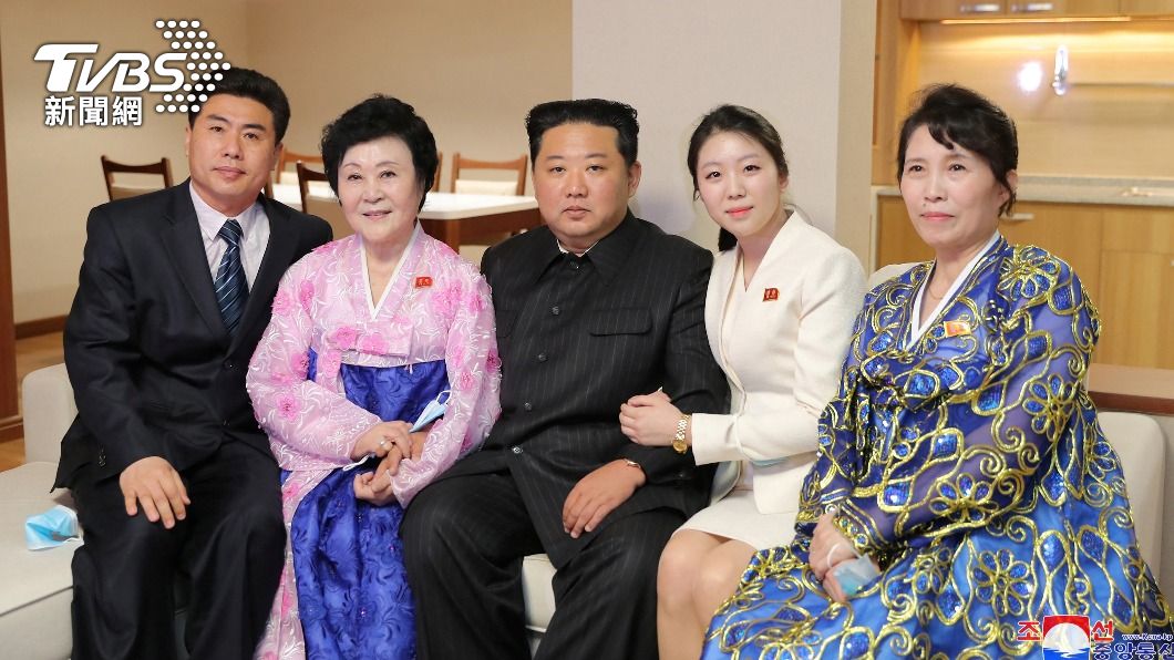 金正恩和李春姬留下合影。(圖/達志影像路透社)