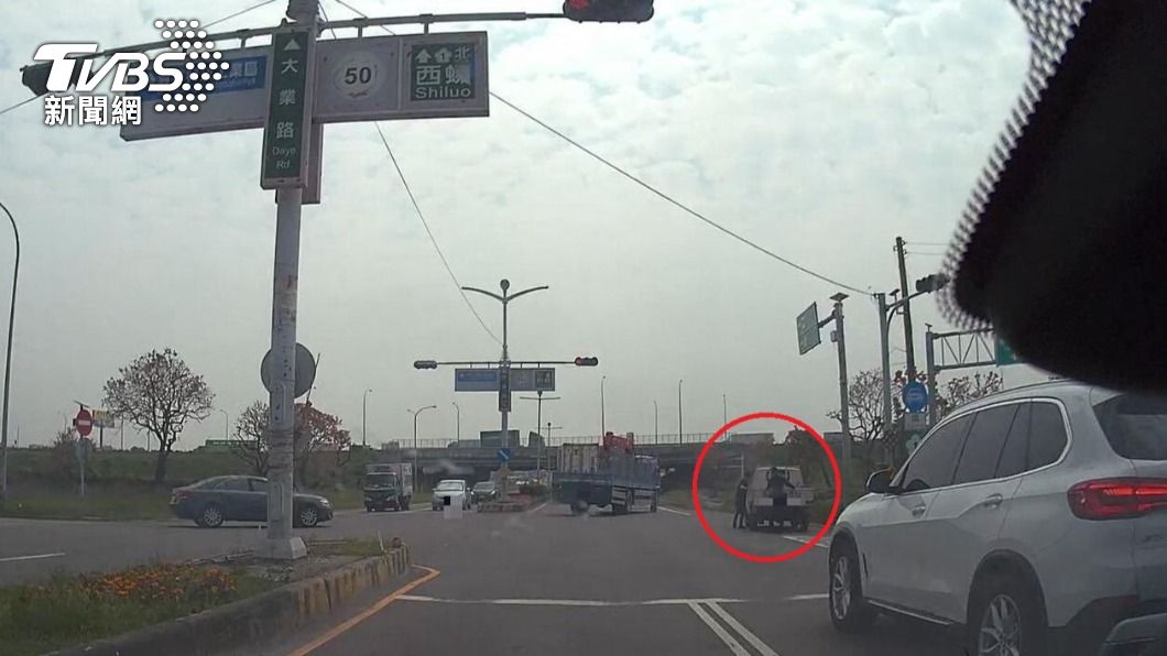 員警獨身猛力推車至路肩。（圖／TVBS）