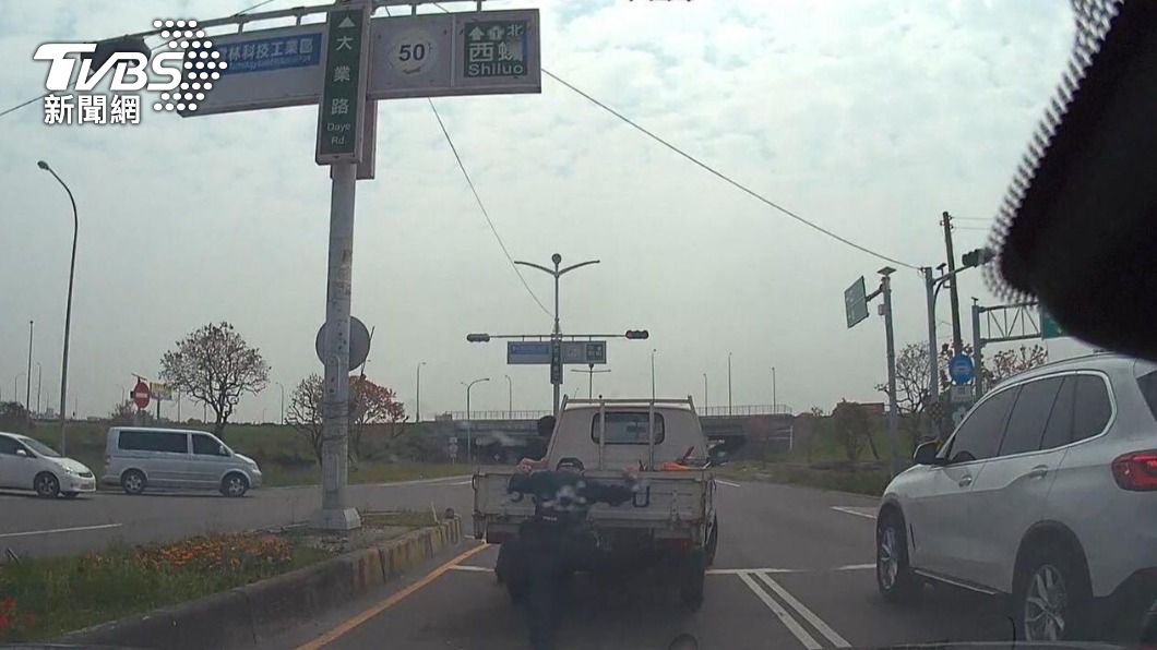 大力水手?小貨車交流道口刁車 帥警獨身猛力推車至路肩