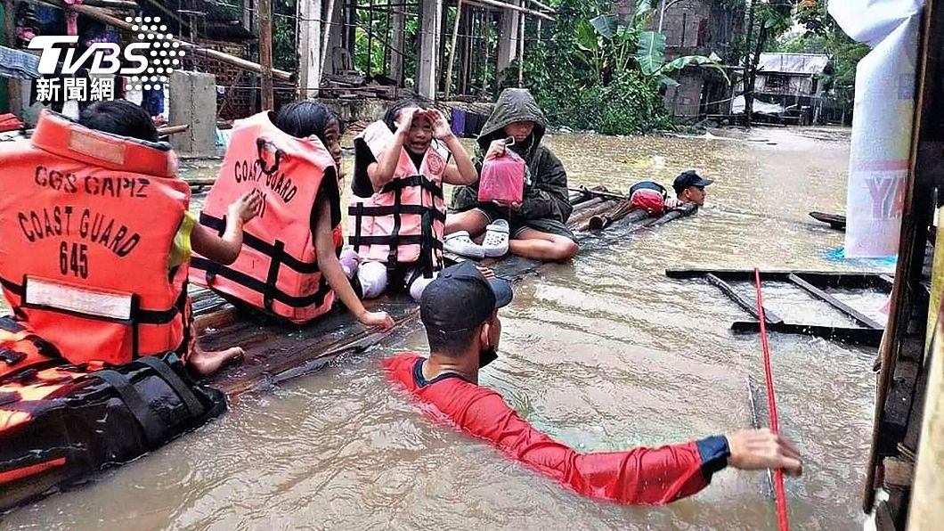 菲律賓海警透過竹筏將民眾撤出災區。（圖／達志影像美聯社）
