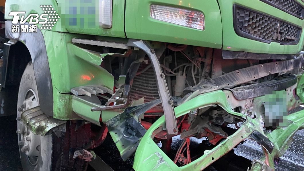 禍從天降！聯結車疑車速快撞破護欄　2車輾過碎石慘爆胎