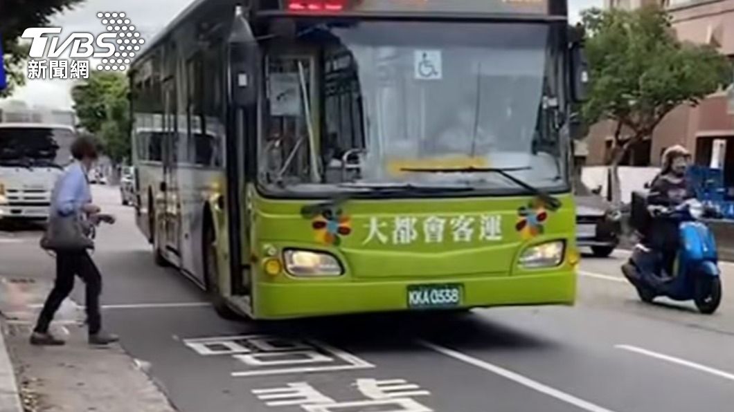 客運乘客脫罩飲食!司機未制止還嗆檢舉民眾「抓扒子」