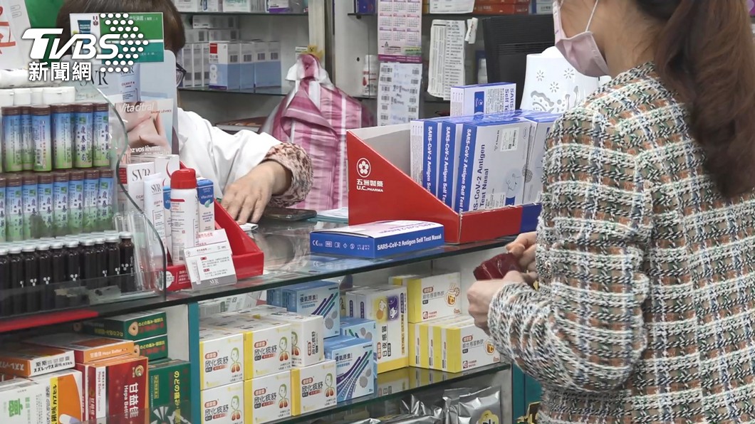 藥師說過去完全沒人買的快篩上週就賣出六、七十盒。(示意圖非當事人/TVBS)
