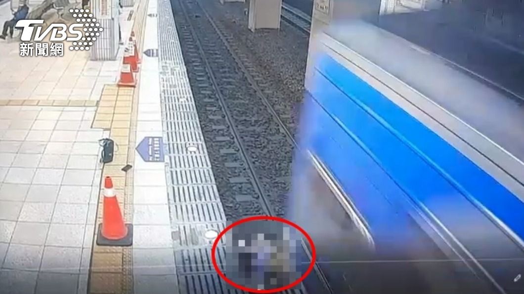 獨/驚悚影像曝!妙齡女看車進站卻踩空落軌 下秒火車急駛過