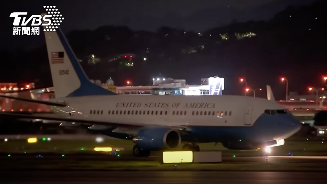 訪問團專機飛抵松山機場。(圖/TVBS)
