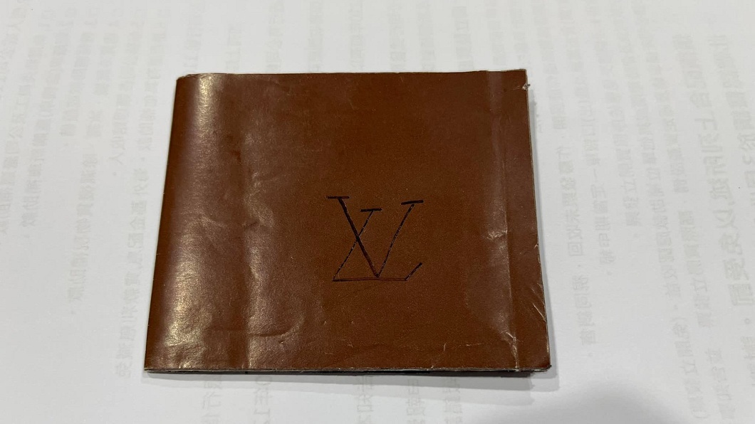 以後用得到!小五女兒送LV皮夾 爸見本尊驚:先不要