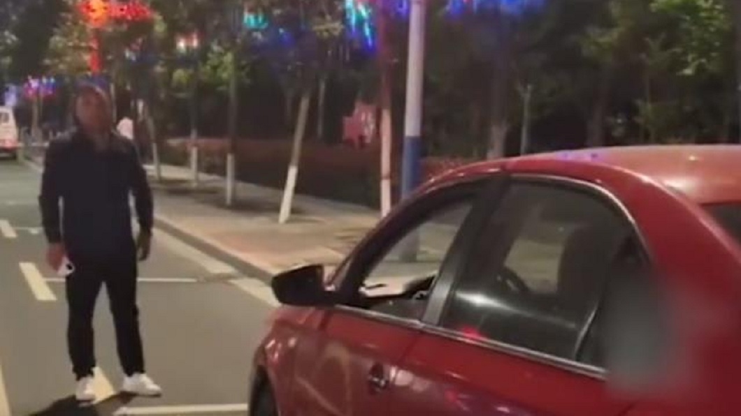 原來男子是計程車司機這輛車他開了8年超過80萬公里載過無數客人。（圖／翻攝自網易新聞）