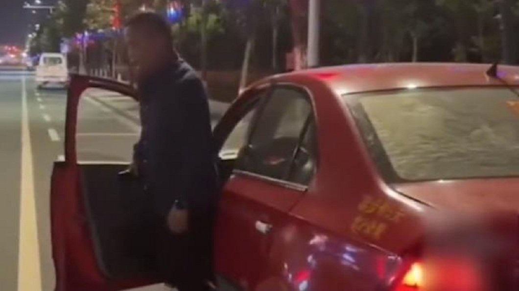 車子報廢前男子下跪磕頭感謝它「養活我們一家人」。（圖／翻攝自網易新聞）