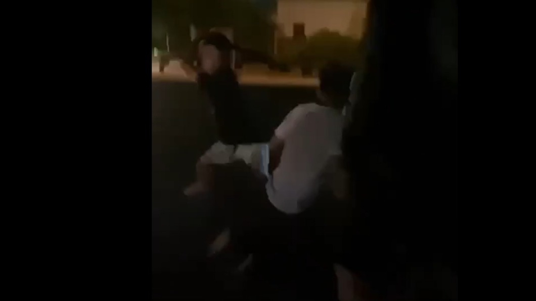 少女親友動用私刑,球棒狂毆戴姓司機。(圖/翻攝記者爆料網)