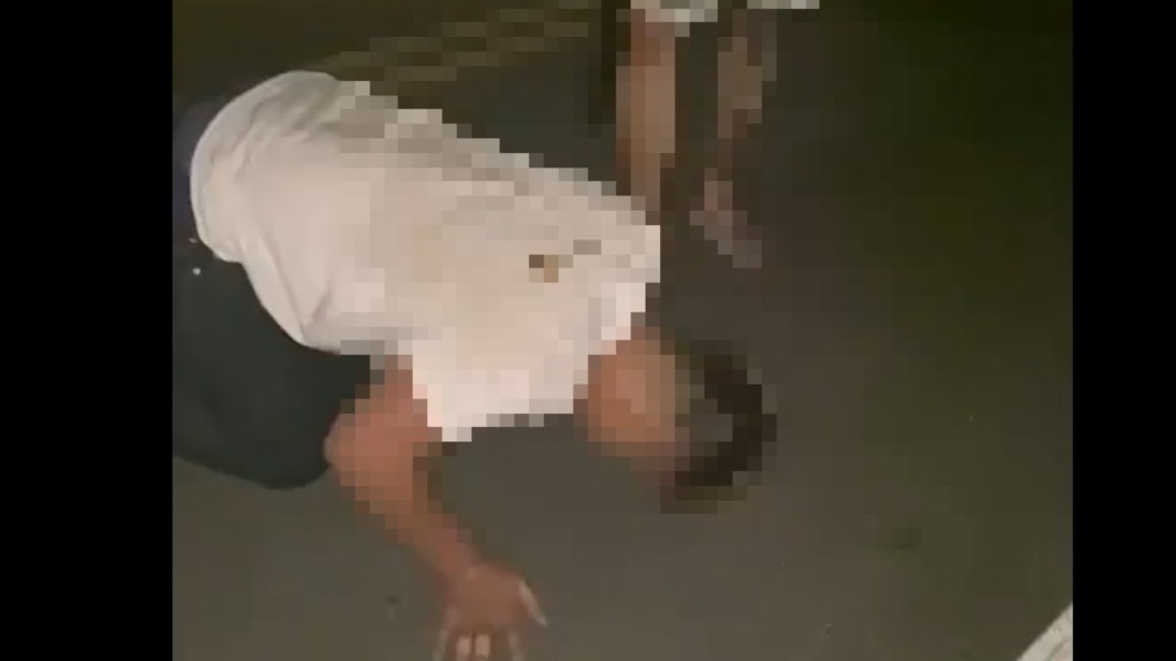 戴男遭逼下跪磕頭道歉，並承諾賠償20萬。（圖／翻攝記者爆料網）