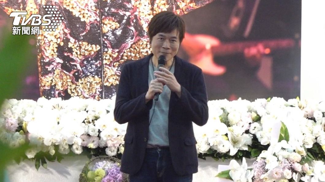 洪榮宏在告別式為文夏獻唱。(圖/黃城碩攝)