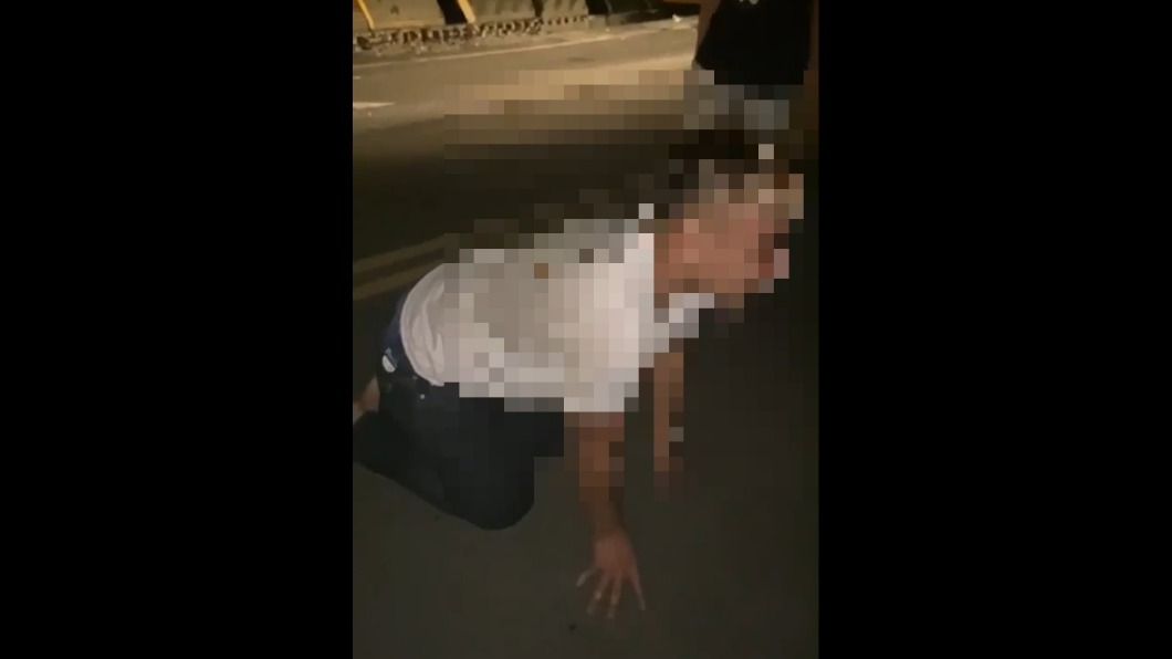 男子疑撿屍少女，遭對方親友私刑逼下跪。（圖／翻攝記者爆料網）