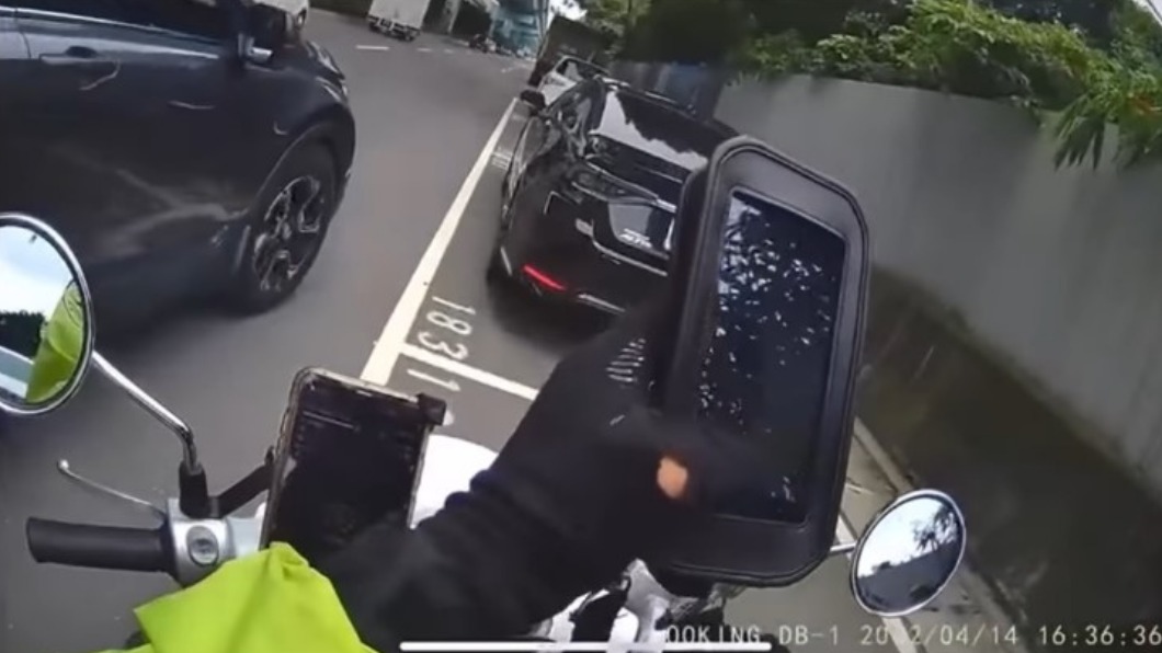 男子上前逼車、擋道。(圖/翻攝自黑色豪門企業)