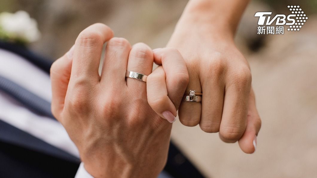 有些家中長輩對結婚的要求比較高，會看年齡、姓氏會不會犯沖。（示意圖／shutterstock達志影像）