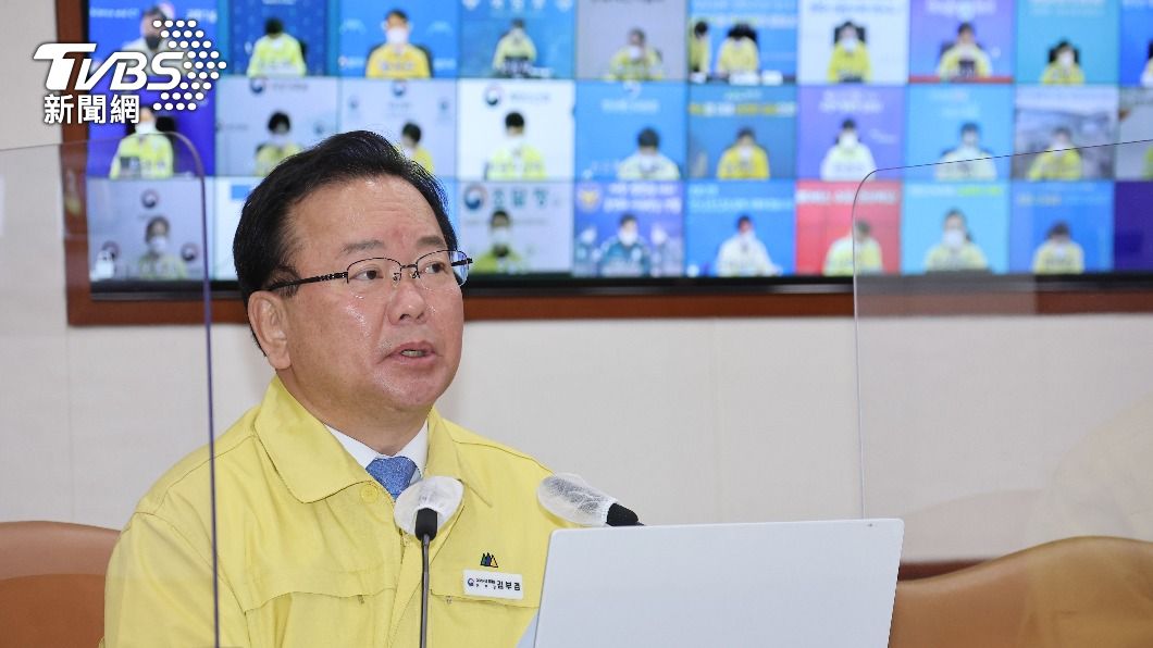 南韓國務總理金富謙今天宣布下週起解除社交距離等防疫措施。(圖/達志影像歐新社)