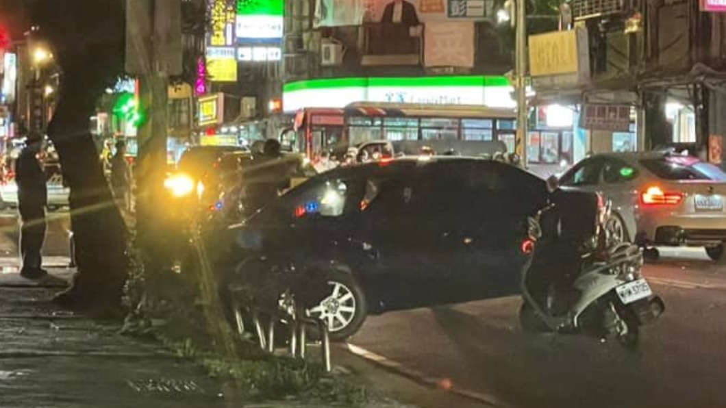 慘!開車到一半右腳抽筋 駕駛瞬間暴衝撞2車毀電桿