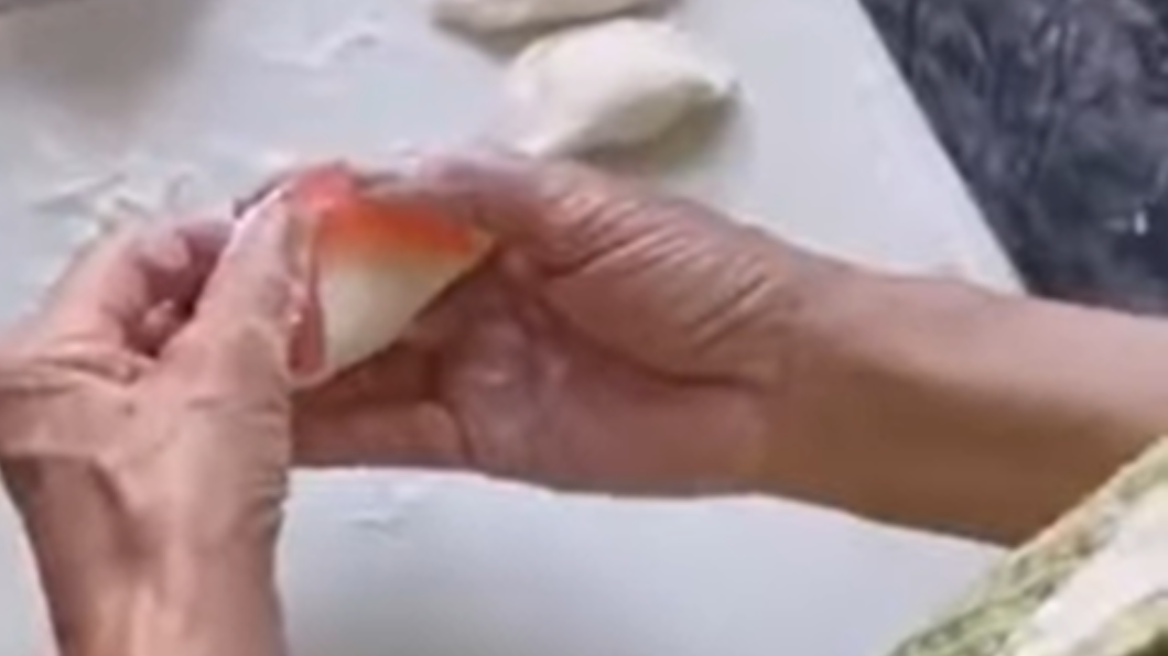 真古早味!阿嬤用「謎樣肉色物」包水餃...一看反胃了