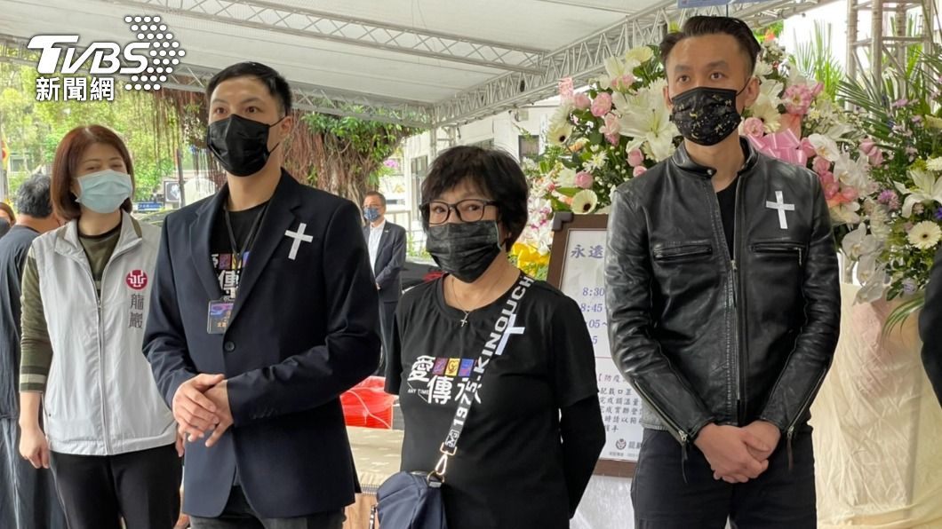 紀寶如（右二）一早就現身文夏追思會忙進忙出。（圖／黃城碩攝）