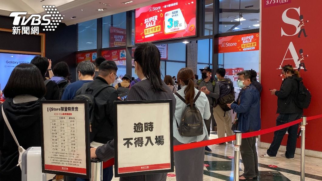 蘋果特賣會遇疫情！排隊人潮減　母抱嬰北上買iPhone