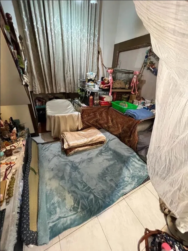 網友抱怨到處堆滿房東的私人物品,男友甚至無法伸直腳休息。(圖/翻攝自爆料公社)