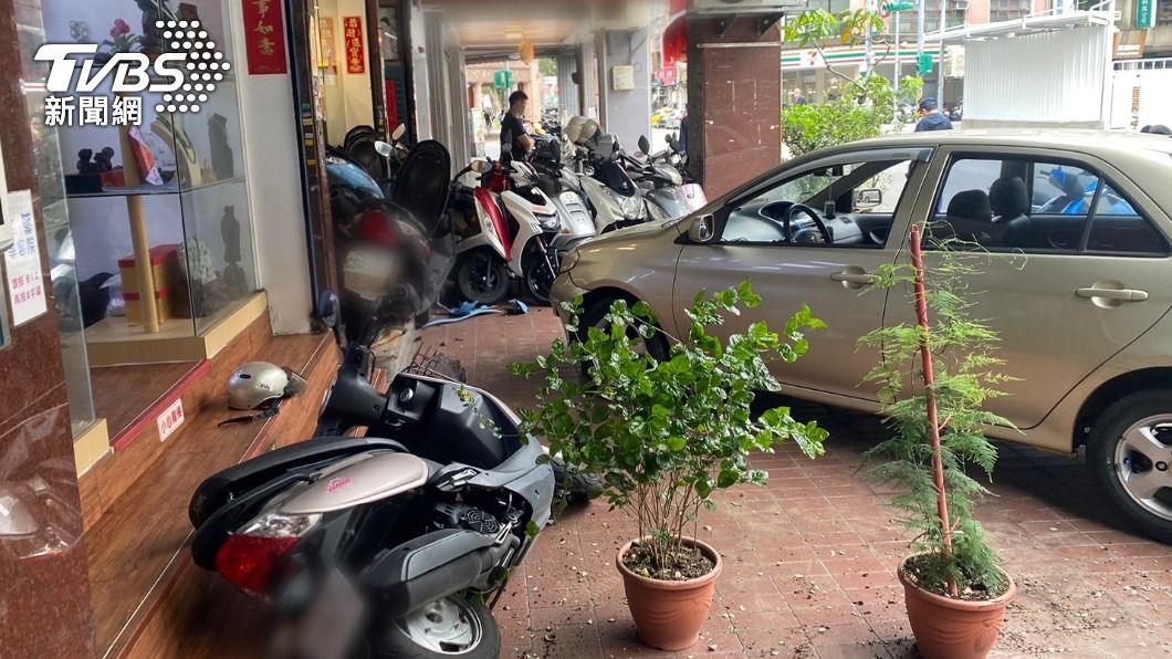 轎車衝進騎樓撞破玉品店玻璃櫥窗，9部機車毀損。（圖／TVBS）