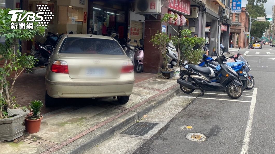 看到路邊停車格太興奮?7旬翁「油門誤認煞車」暴衝騎樓